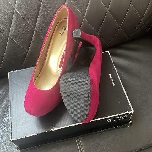 Pink suede platform heels. - Picture 4 of 4